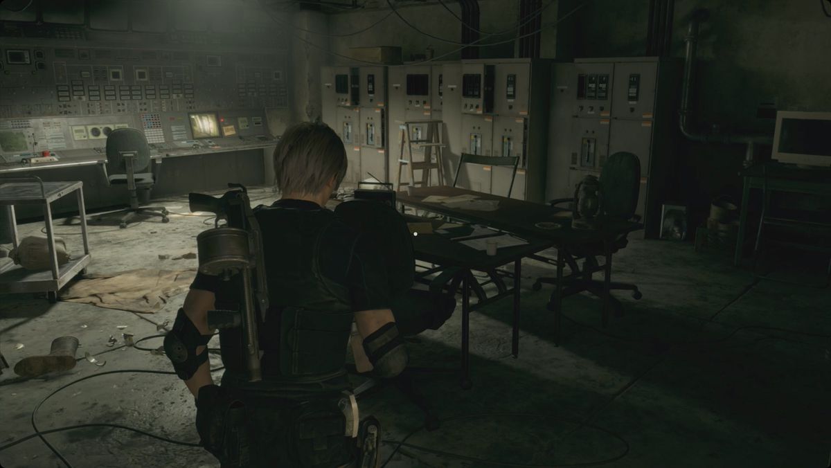 Resident Evil 4 remake Leon entra nella stanza di sorveglianza dove c'è un grosso pulsante rosso.
