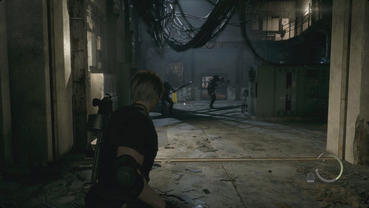Resident Evil 4 remake Leon affronta un bruto e un soldato