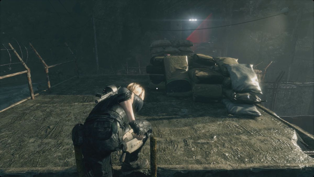 Resident Evil 4 remake Leon si arrampica su un tetto nel molo