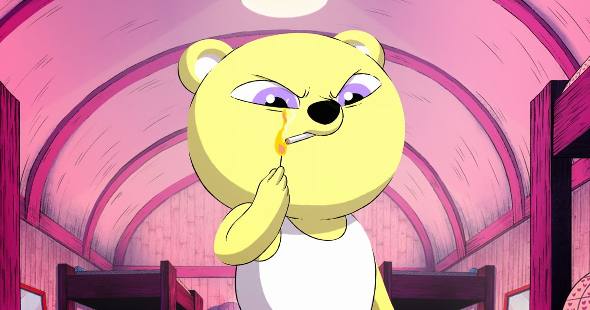 Coco, un orsacchiotto animato giallo pastello con grandi occhi viola, fissa il mondo mentre si trova in una caserma militare rosa pastello, indossa una maglietta bianca senza maniche e accende una sigaretta in Unicorn Wars