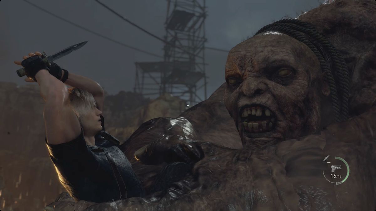Resident Evil 4 remake Leon viene afferrato dal gigante e usa il suo coltello da combattimento per scappare.
