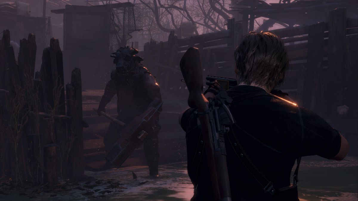 Leon S Kennedy mira a un nuovo nemico nel remake di Resident Evil 4, che è un villico voluminoso che indossa una testa di mucca e porta una mazza