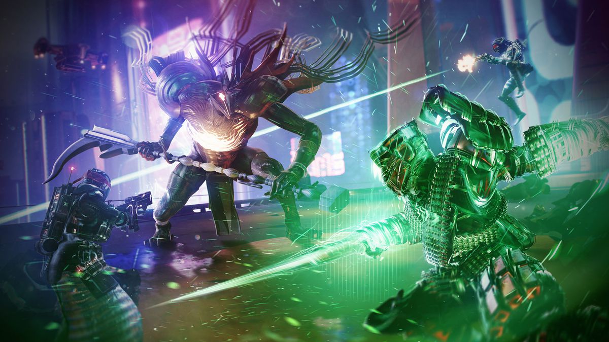 Una squadra di tre guardiani combatte contro un boss armato di falce in Destiny 2: il bagliore al neon di Lightfall