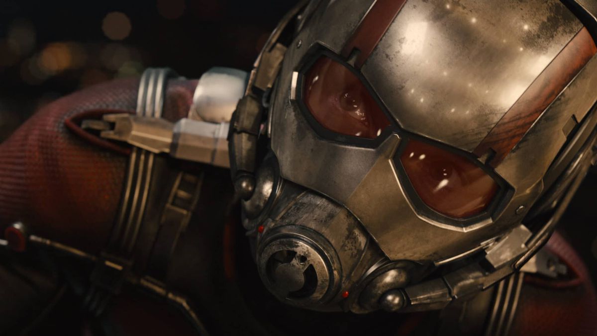 Un primo piano del casco e delle spalle di Ant-Man (Paul Rudd) in Ant-Man del 2015