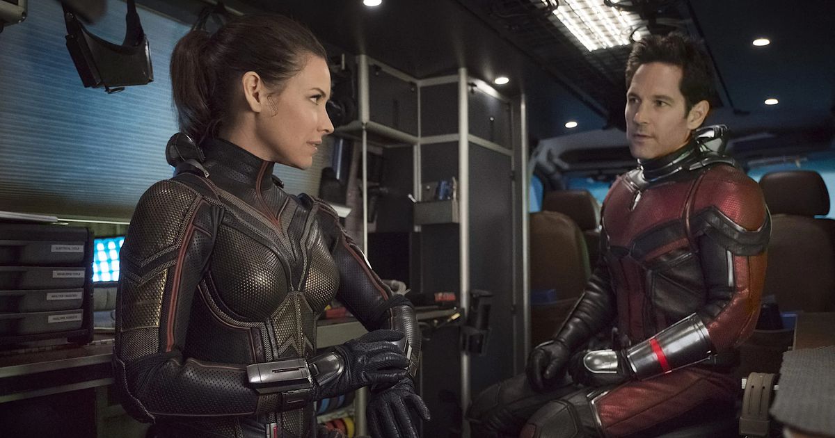 Wasp (Evangeline Lilly) e Ant-Man (Paul Rudd) siedono in costumi da supereroe completi con le loro maschere sul retro di un camion in una scena un po' squallida e dall'aspetto generico di Ant-Man and the Wasp del 2018