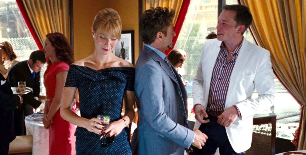 Pepper Potts (Gwyneth Paltrow) fa uno spuntino mentre Tony Stark (Robert Downey Jr.) si ferma per una chiacchierata con Elon Musk in Iron Man 2