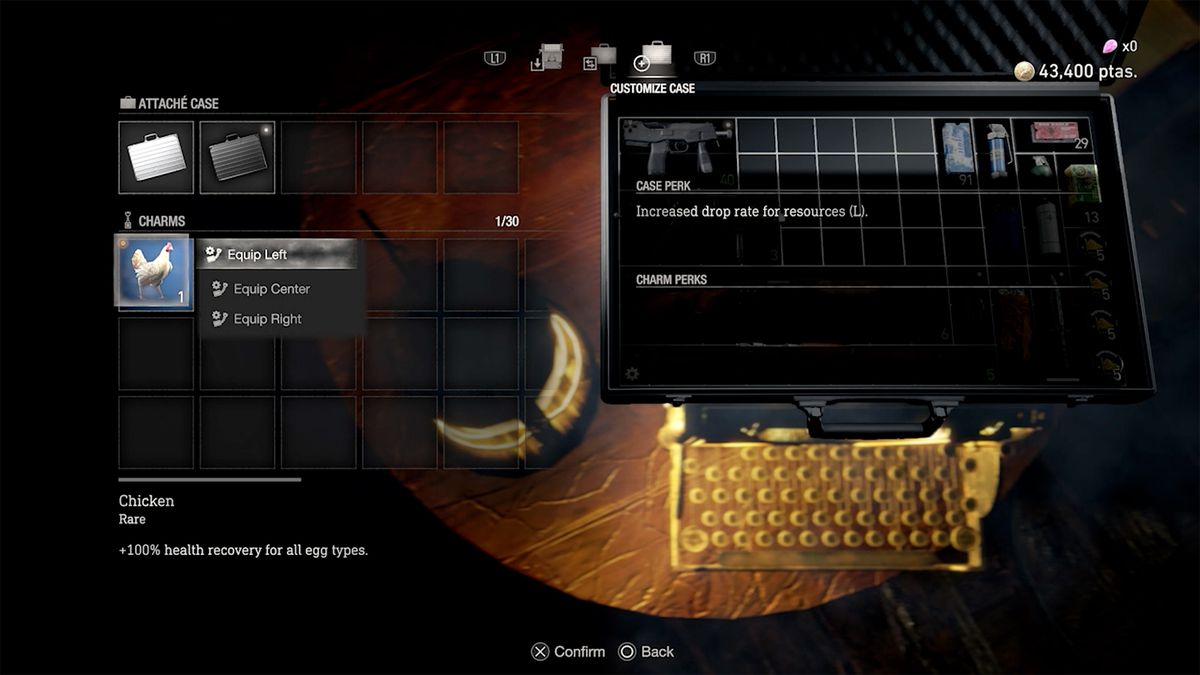 Uno screenshot della valigetta e del menu dei ciondoli del remake di Resident Evil 4, che mostra il ciondolo a forma di gallina attaccato a una valigetta nera