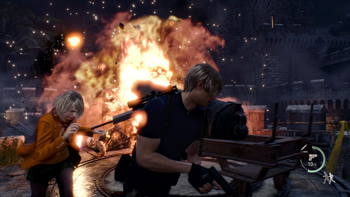 Leon e Ashley scappano da un'esplosione in uno screenshot di Resident Evil 4