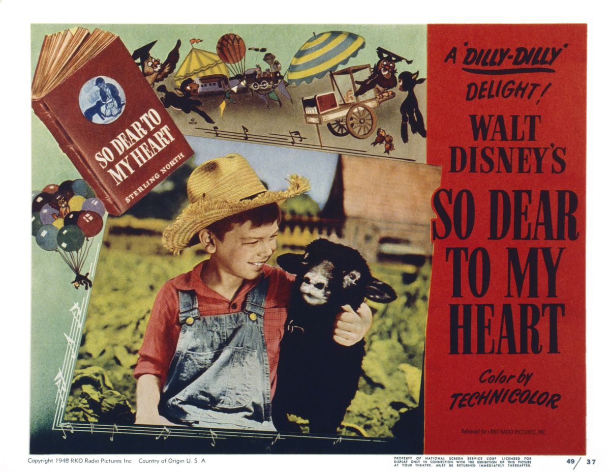 Una carta della lobby del 1948 per So Dear to My Heart, con un collage con un'immagine dal vivo dell'attore bambino Bobby Driscoll che abbraccia una pecora nera, una copia del libro in fase di adattamento e immagini dei cartoni animati Disney di un carnevale e un agnello nero