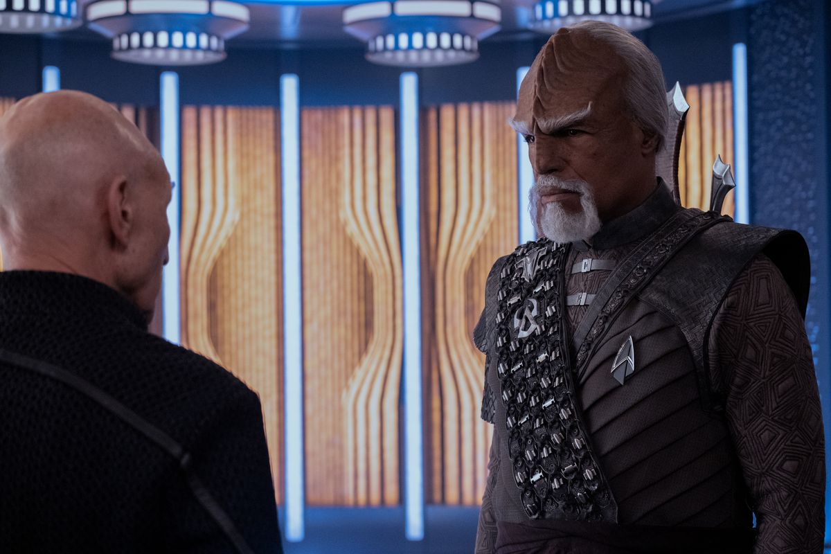 Un vecchio Worf (Michael Dorn) sta in piedi e parla con Picard (Patrick Stewart)