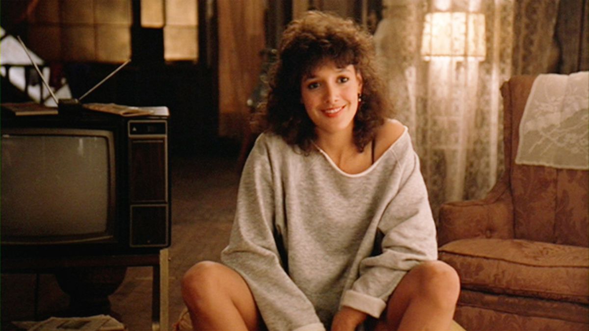 Jennifer Beals nel maglione più cool di sempre in Flashdance.