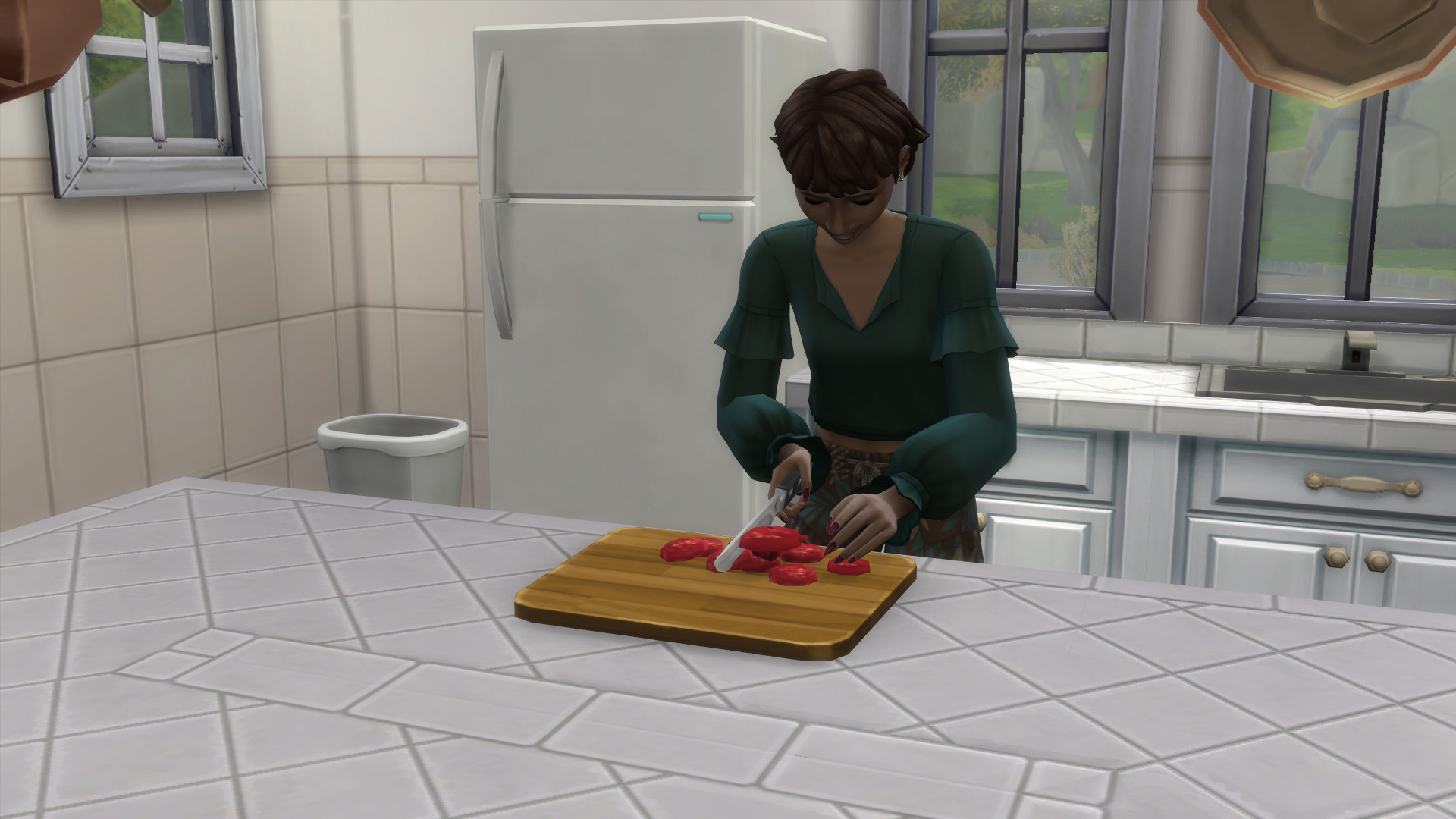 The Sims 4 - Una giovane donna con un top verde taglia i pomodori su un tagliere.
