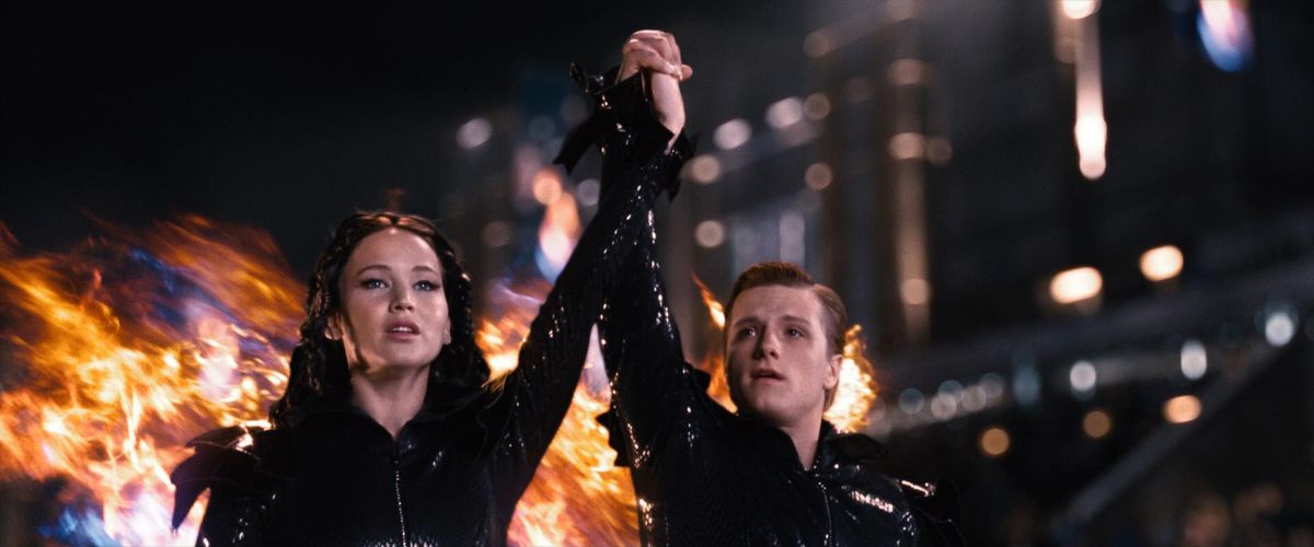 Katniss e Peeta in fiamme nel primo film di Hunger Games