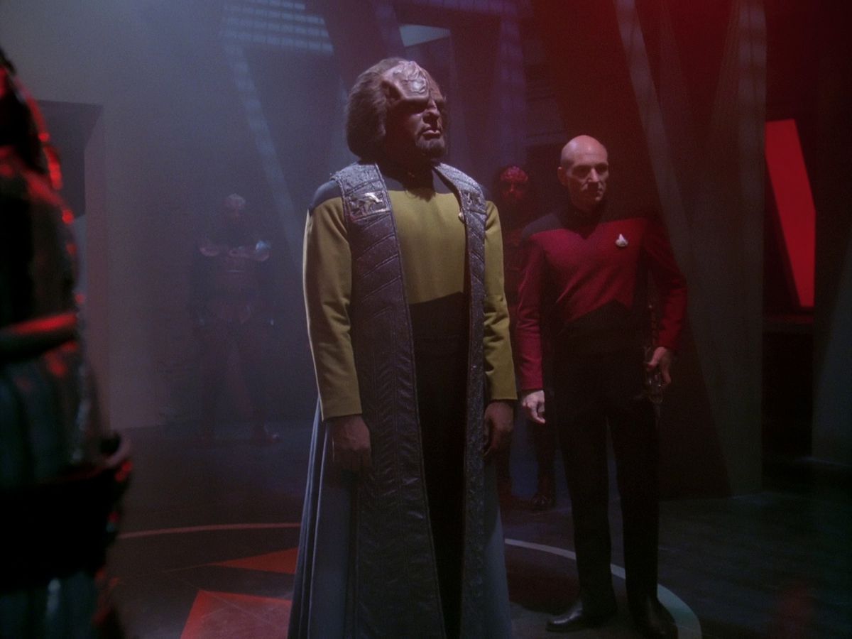 Worf e Picard stanno su un Bird of Prey per una cerimonia Klingon in I peccati del padre in Star Trek: The Next Generation