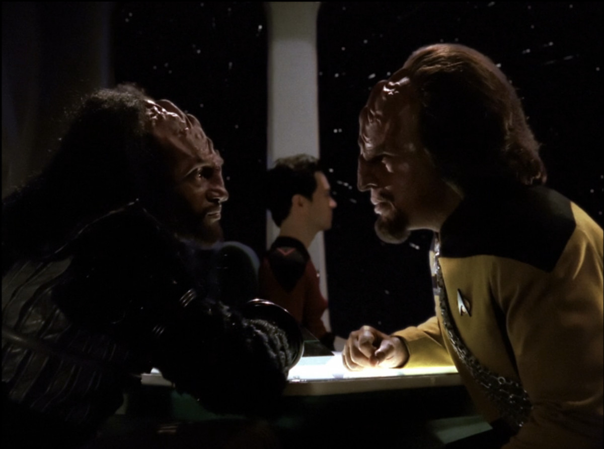 Kurn (Tony Todd) parla con suo fratello Worf (Michael Dorn) di profilo nel bar dell'Enterprise