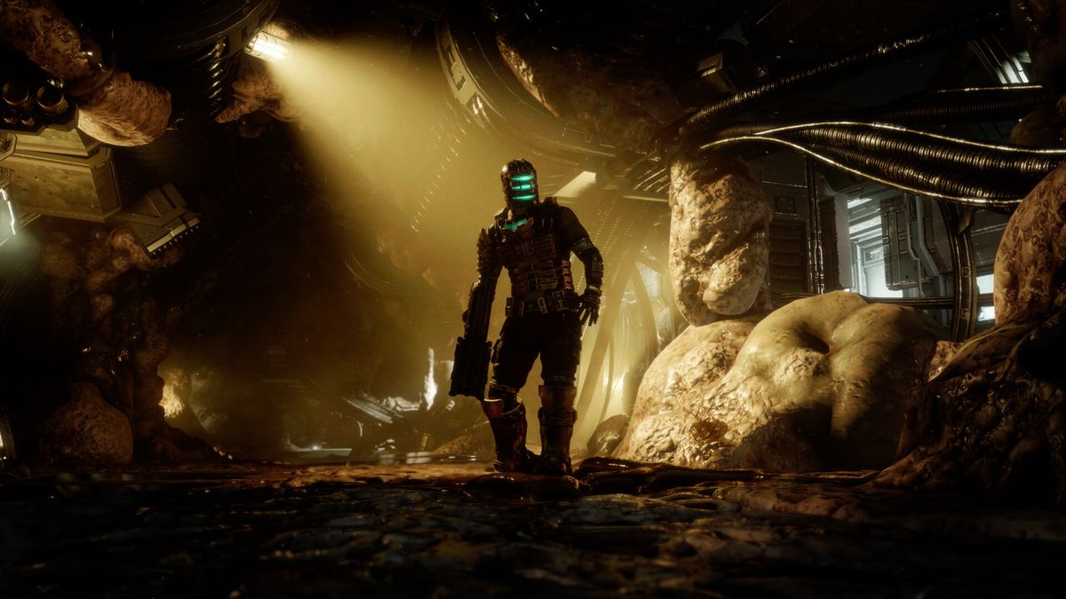 Il protagonista del remake di Dead Space è vestito, in piedi all'interno di un'area claustrofobica.