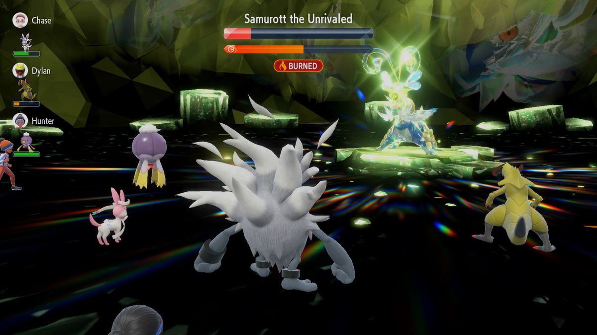 Annihilape, Drifblim, Sylveon e Haxorus affrontano un insetto Tera Type Samurott in Pokémon Scarlet and Violet