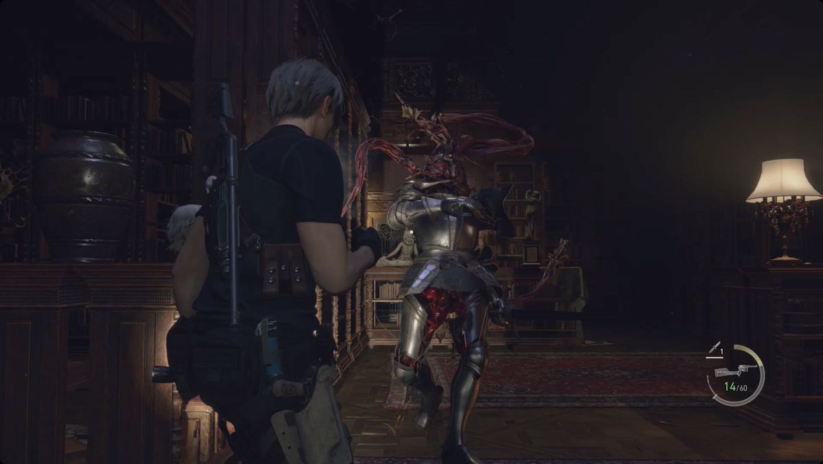 Resident Evil 4 remake Leon che combatte contro un'armadura nella Biblioteca