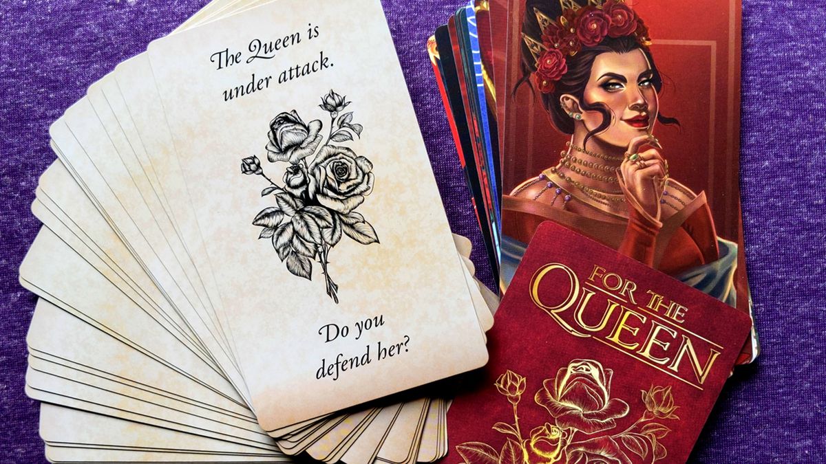 Componenti per For The Queen disposti sul tavolo, tra cui un mazzo di carte e un astuccio con una rosa rossa sul davanti.