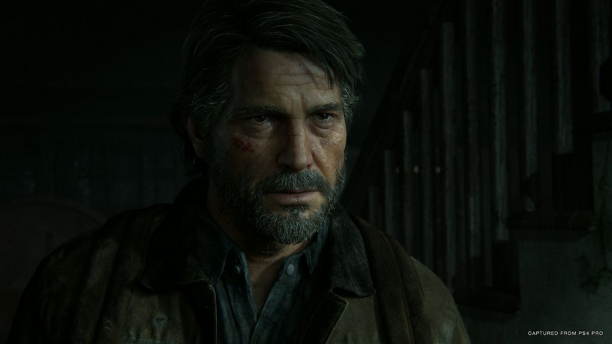 Un vecchio Joel di The Last of Us Part 2 guarda la telecamera.
