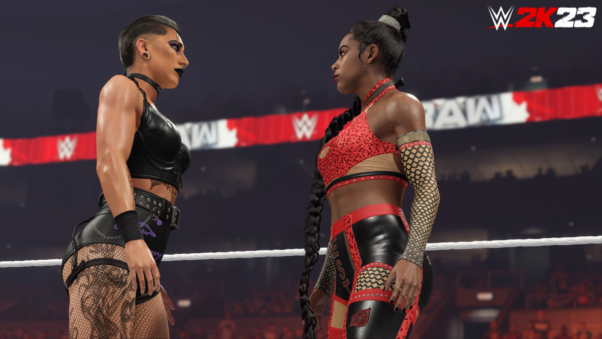 Le superstar WWE Rhea Ripley e Bianca Belair si affrontano prima di un match in WWE 2K23.