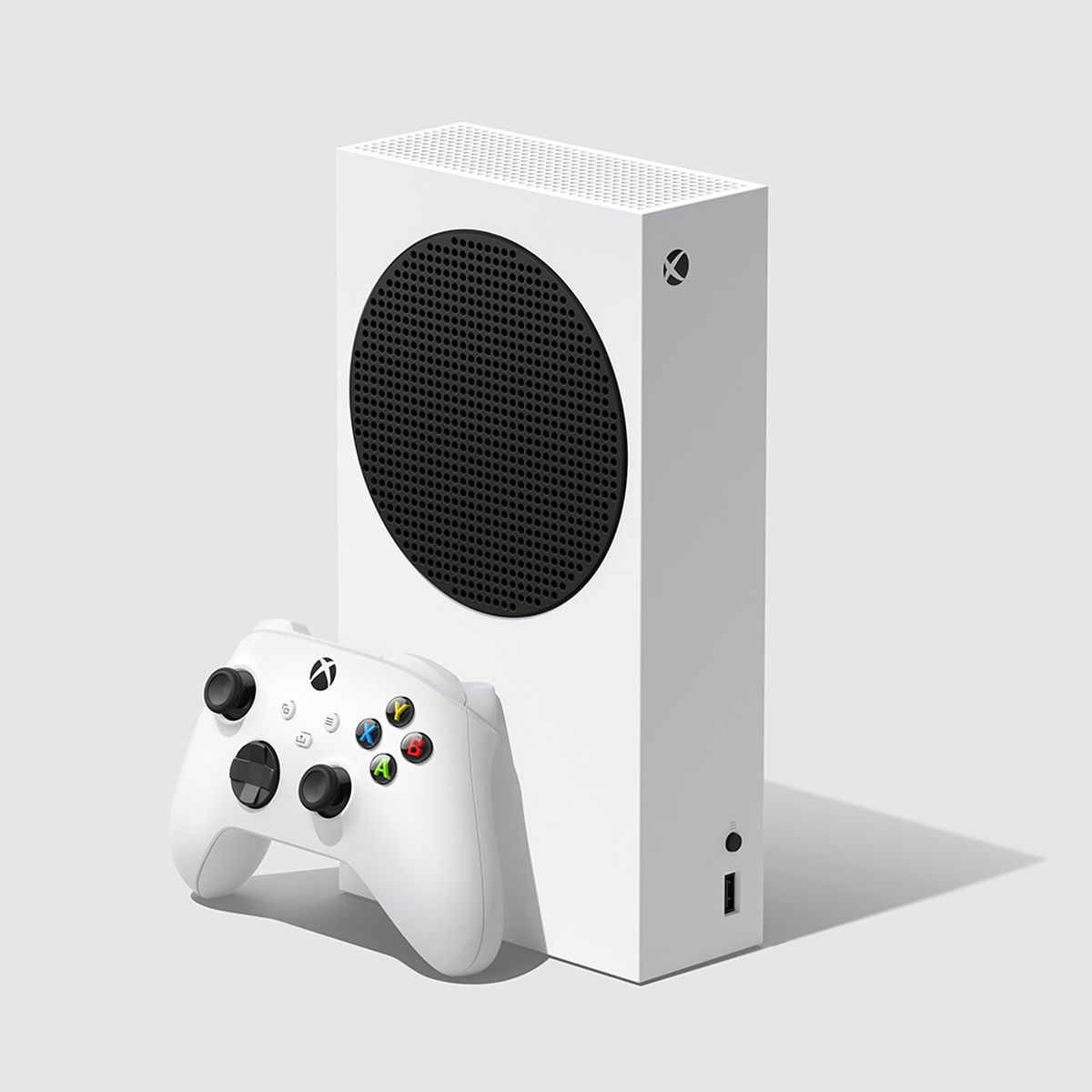 un rendering del prodotto dall'angolo anteriore/superiore di Xbox Series S in verticale con un controller in piedi contro di esso