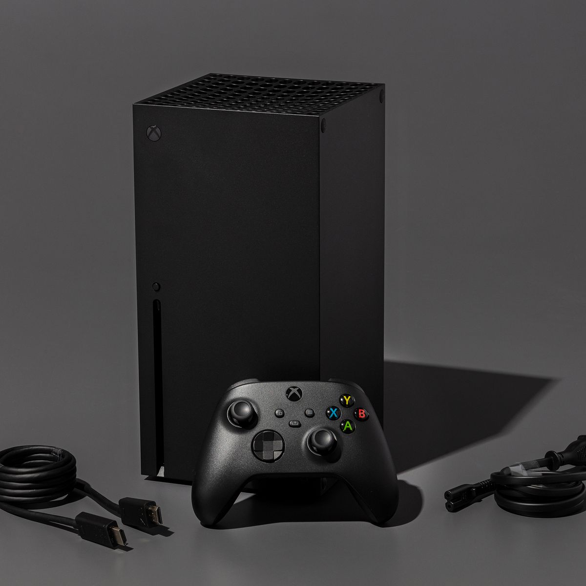 Console per videogiochi Xbox Series X fotografata su uno sfondo grigio scuro