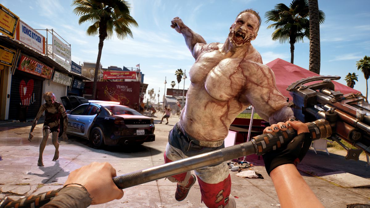 Una visuale in prima persona di un enorme zombie che sferra un pugno, mentre l'eroe prepara un martello, in una strada di Venice Beach
