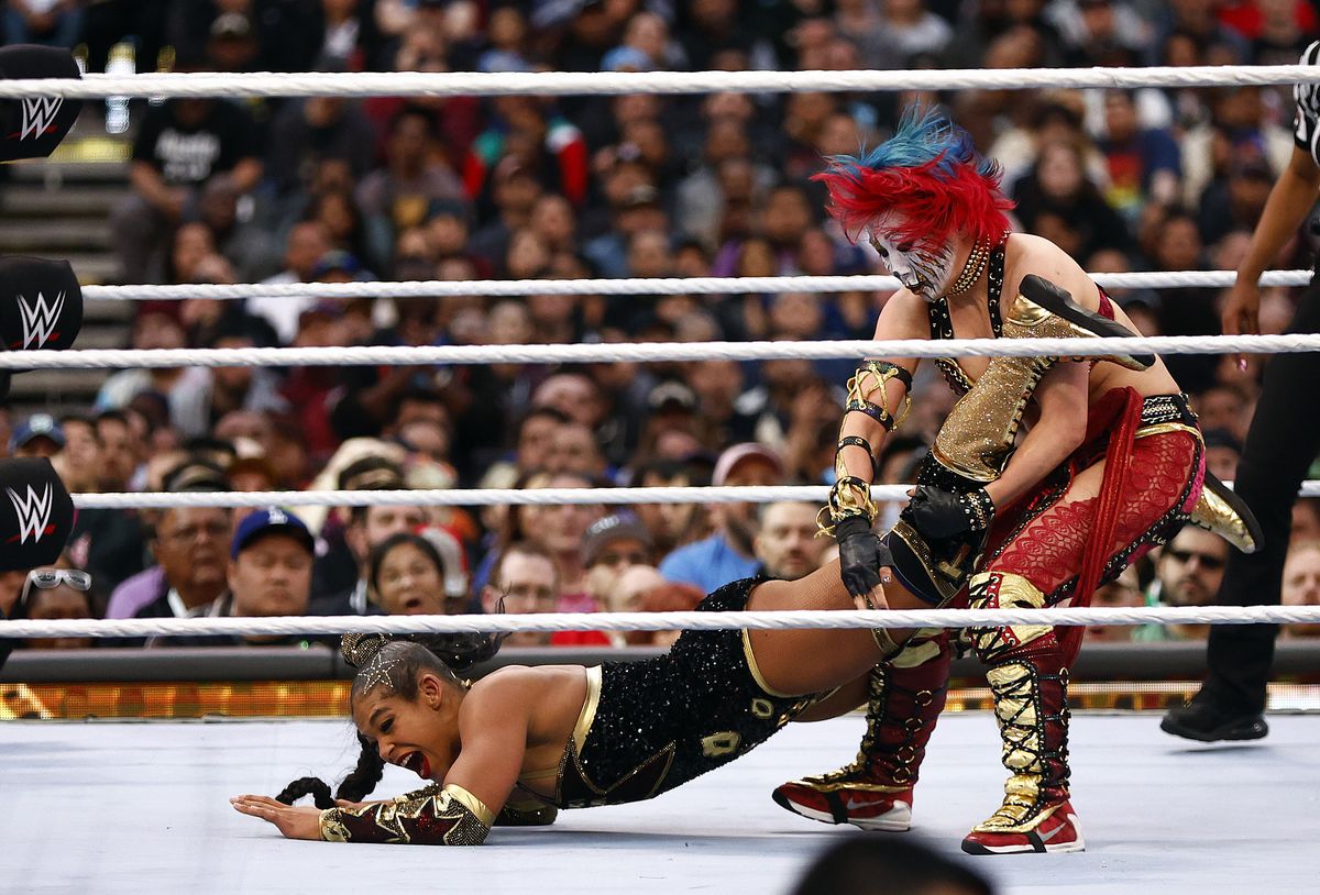 Bianca Belair lotta contro Asuka per il RAW Women's Title Match durante WrestleMania Goes Hollywood al SoFi Stadium il 2 aprile