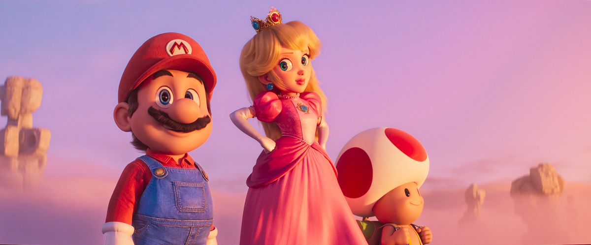Mario, Peach e Toad si affacciano su una valle nebbiosa piena di sculture nel film di Super Mario Bros.