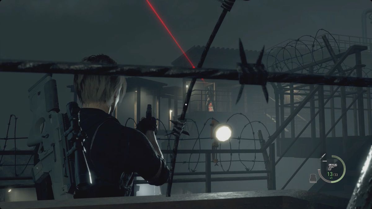 Resident Evil 4 remake Leon che mira a un soldato lanciarazzi nella Fortezza