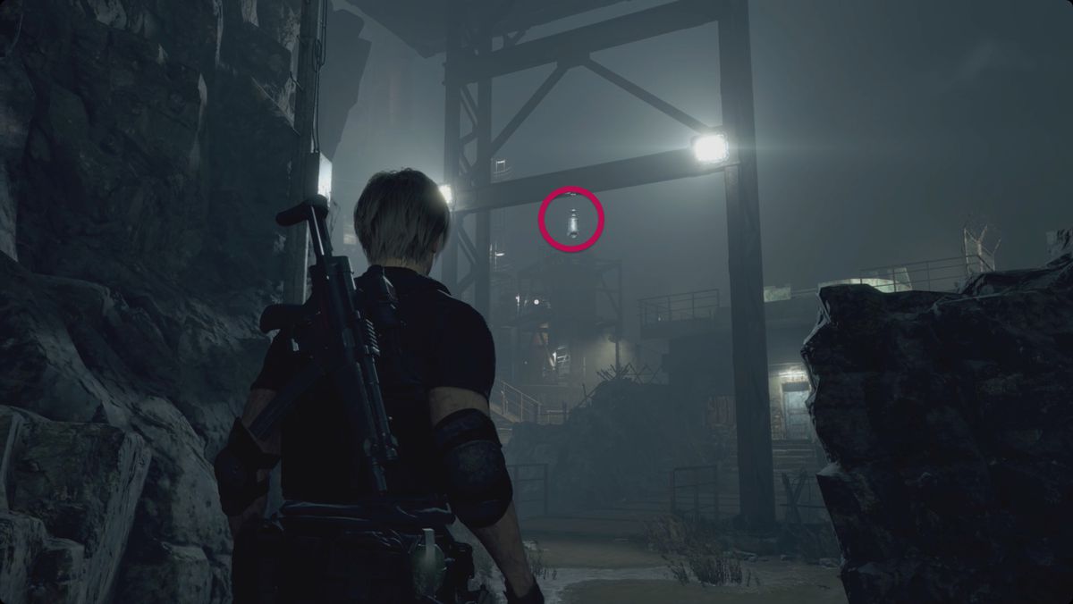 Resident Evil 4 remake Leon guarda una lanterna del tesoro appesa sopra il ponte che conduce alla Fortezza