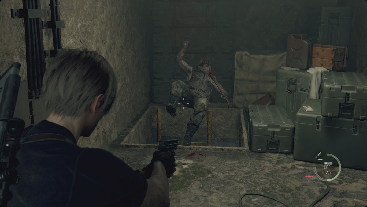 Resident Evil 4 remake Leon usando una scala come punto di strozzatura nel Bulwark Gate.