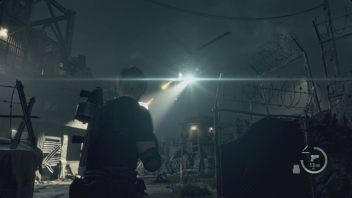 Resident Evil 4 remake Leon guarda Mike che arriva con il suo elicottero