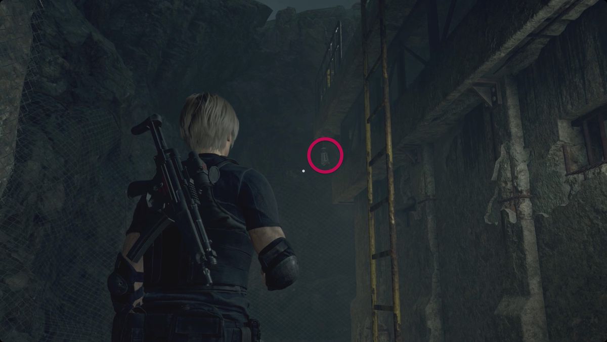 Resident Evil 4 remake Leon che guarda una lanterna del tesoro dietro la prima postazione di armi