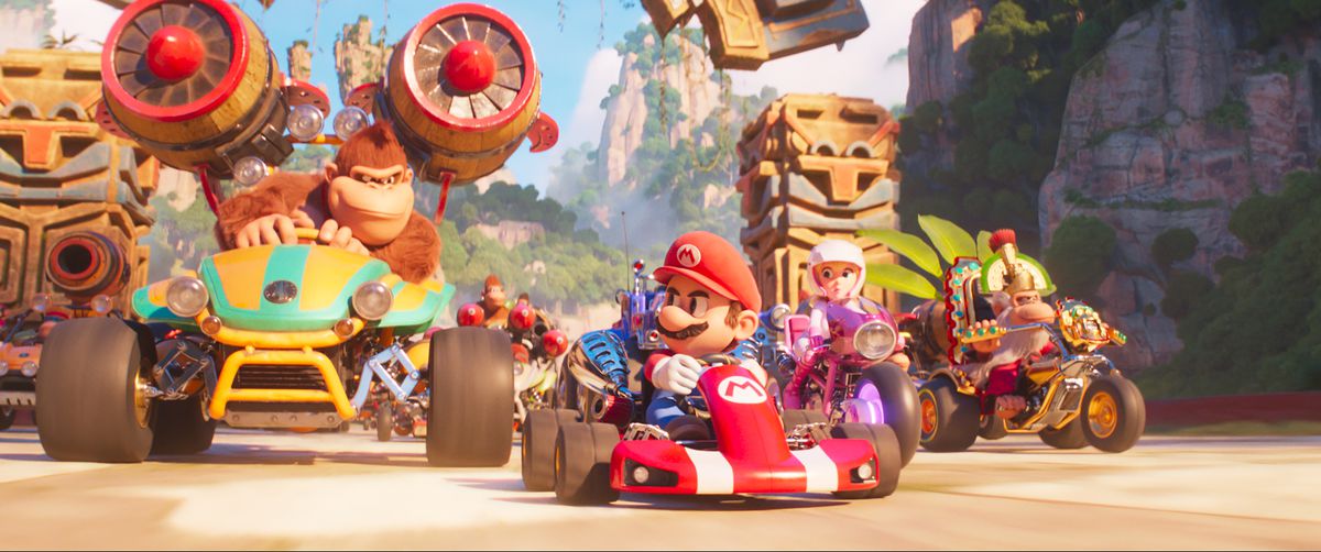 Mario guida il suo carrello e guarda indietro verso Donkey Kong che sta anche guidando il suo kart