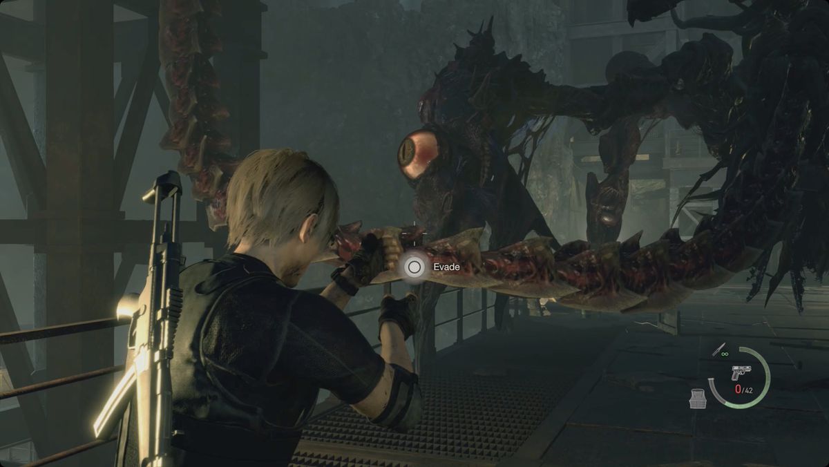 Resident Evil 4 remake Leon che cerca di evitare uno degli attacchi di coda di Saddler
