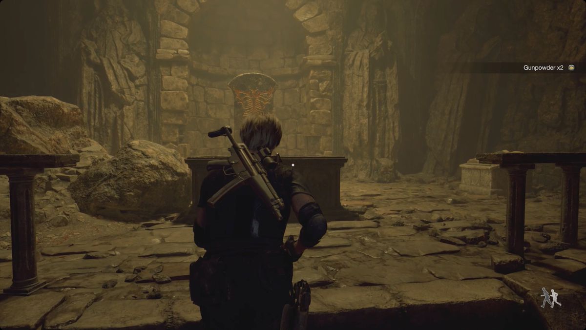 Resident Evil 4 remake Leon si avvicina all'altare nel Santuario crollato