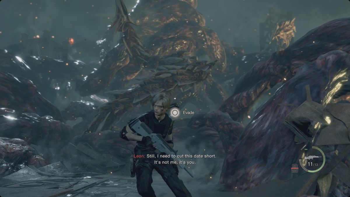 Resident Evil 4 remake Leon evita un attacco di tentacoli durante la fase finale del combattimento Saddler