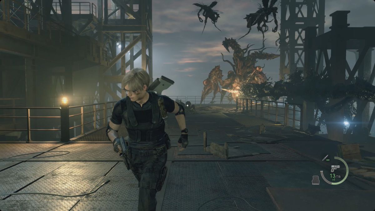 Resident Evil 4 remake Leon scappa dall'attacco con sputo acido di Saddler