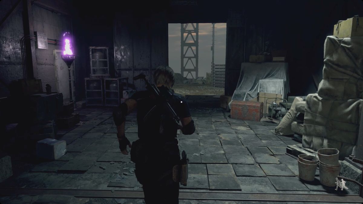 Resident Evil 4 remake Leon si avvicina all'ultima stanza del Mercante.