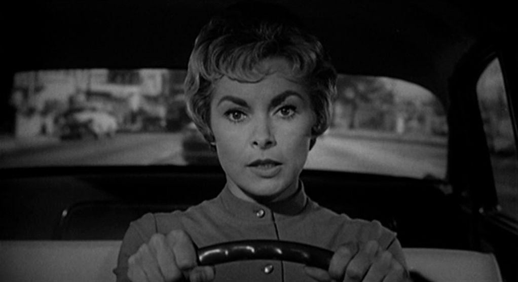 Una donna (Janet Leigh) al volante di un'automobile in Psycho.