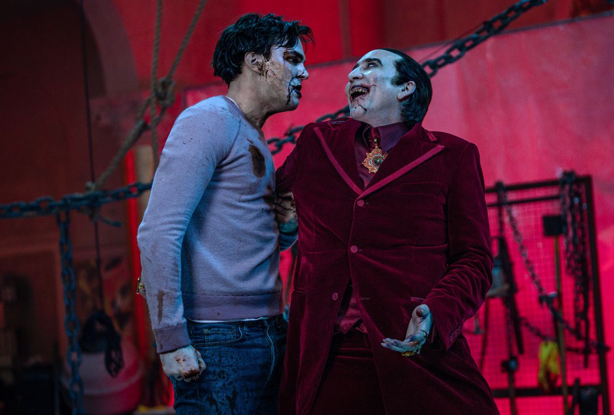 Renfield (Nicholas Hoult), con una felpa insanguinata e sangue nerastro su tutto il viso, fissa un Dracula schiamazzante e con la bocca insanguinata (Nicolas Cage) in Renfield