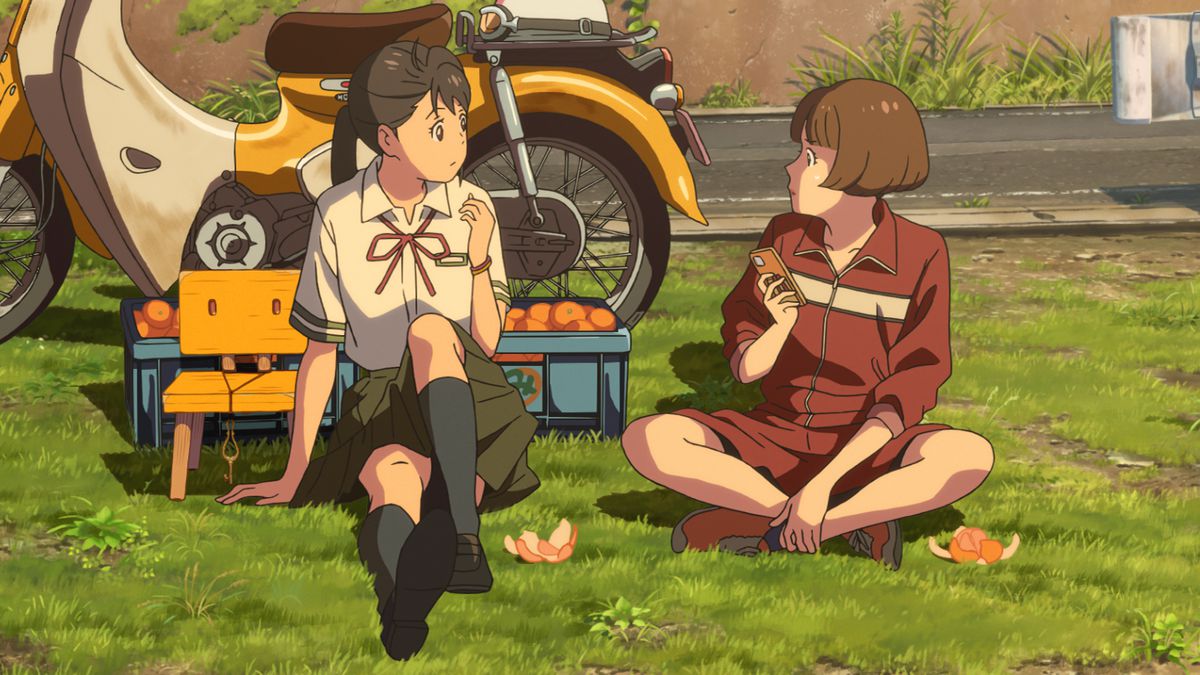 Suzume, in uniforme scolastica, mangia frutta sul ciglio di una strada rurale con Chika, in uniforme da palestra.
