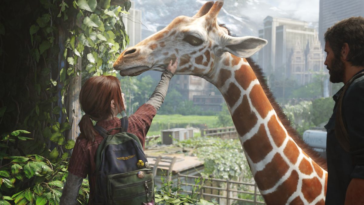 Ellie accarezza una giraffa che sta mangiando foglie in The Last of Us Part 1