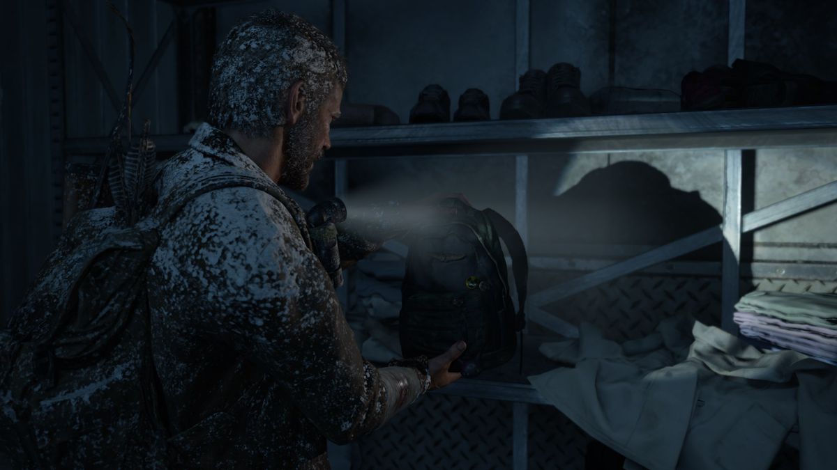 Joel trova lo zaino di Ellie nella sezione Cabin Resort di The Last of Us Part 1