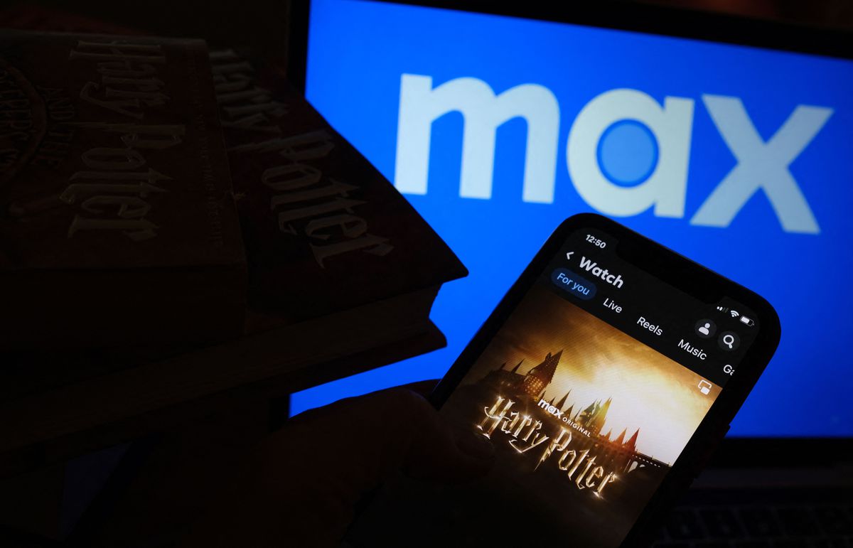 L'annuncio della serie di Harry Potter, visto su un tablet dietro le quinte di un palcoscenico illuminato di blu con il logo Max su uno schermo gigante