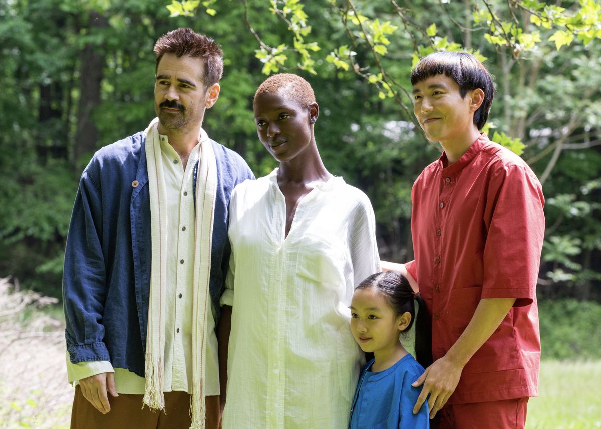 La famiglia centrale di After Yang, in posa in un campo soleggiato