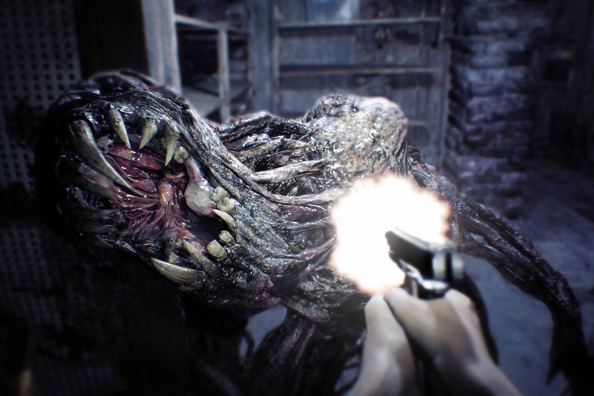 Ethan Winters spara con la sua pistola contro un nemico modellato mentre tenta di mangiarlo in Resident Evil 7: Biohazard
