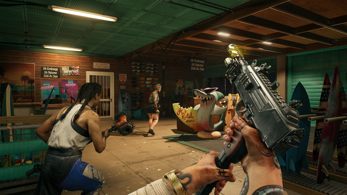 Il protagonista ricarica un uzi in un negozio di articoli sportivi all'aperto brulicante di zombi in Dead Island 2